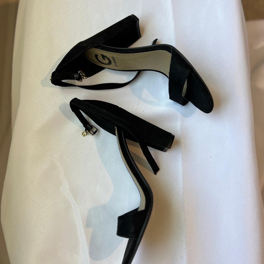 New black Guess Heels. Size 6